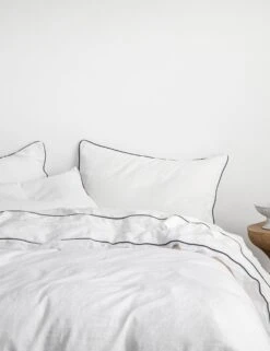 European Flax Piped Linen Sheet Set By Cultiver -Chic Furniture Sale CULTIVER Piped Linen White and Navy 22cc4e07 055e 4f92 a1a0 aaf6f85b85b8